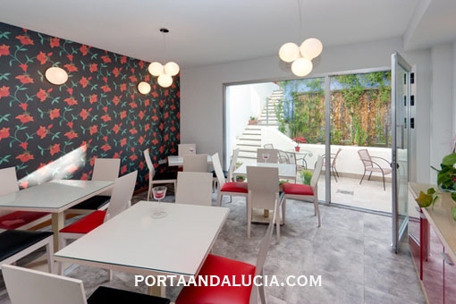 Salón de desayuno conofortable con terraza