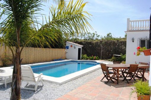 Terraza y piscina