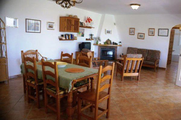 esszimmer-wohnzimmer-geraeumig-sayalonga-malaga-andalusien-villa