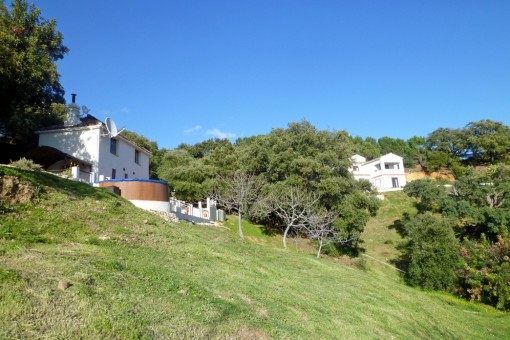 La casa de huéspedes con su propia piscina y en el fondo está la casa principal