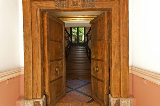 Puerta de madera y escaleras