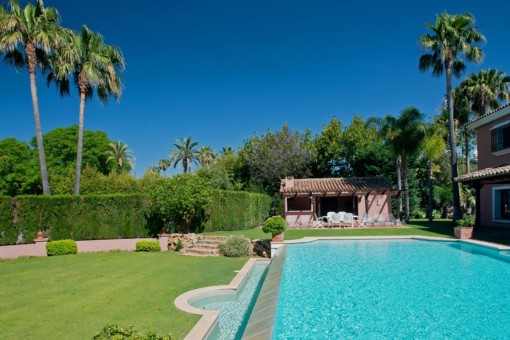 Área de piscina con accceso a la casa de jardín