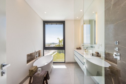 Baño noble con ducha a nivel del suelo