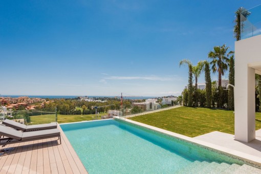 Piscina desbordante con buenas vistas