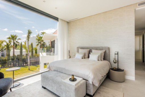 Segundo dormitorio doble con ventanas panorámicas