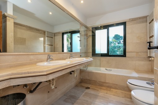 Otro baño con bañera