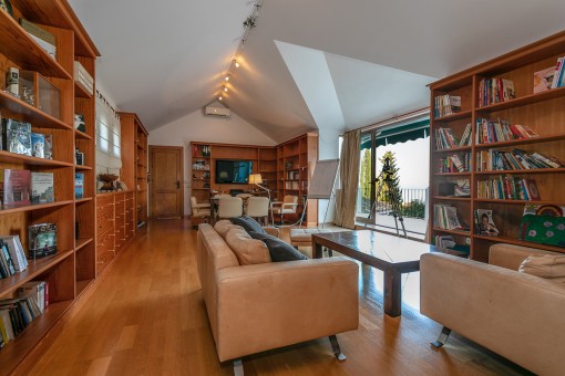 Sala de lectura con acceso a la terraza