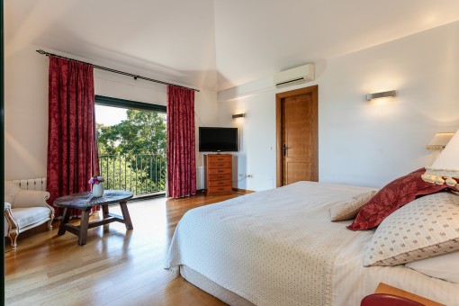 Dormitorio acogedor con cama doble