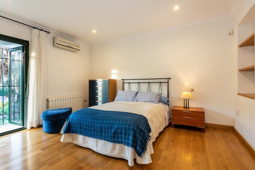 Dormitorio con balcón francés
