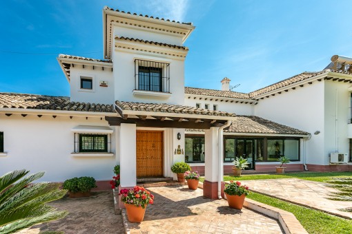 Vista frontal y zona de entrada de la villa