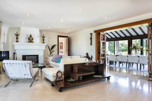 Sala de estar inundada por luz natural con chimenea