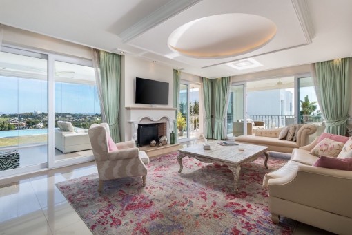 Sala de estar acogedora con chimenea