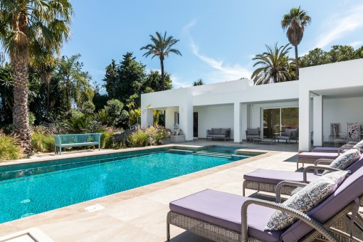 Área de piscina con hamacas cómodas