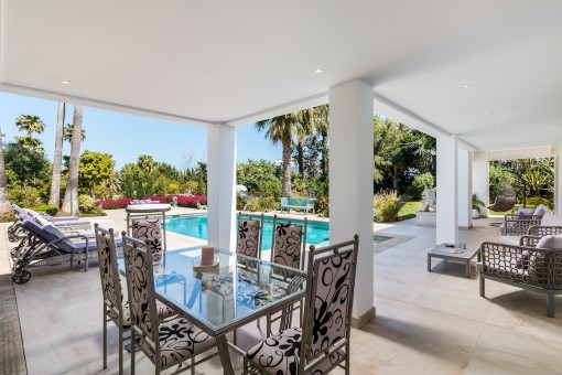 Encantadora terraza con comedor