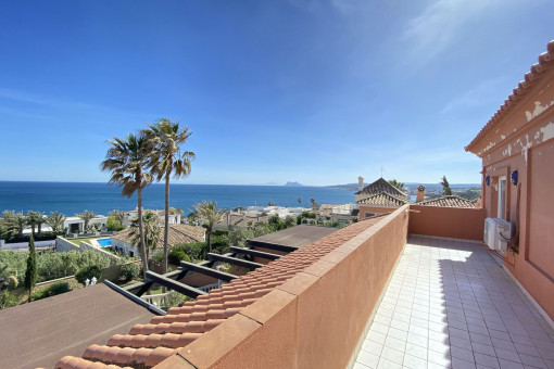 Chalet con impresionantes vistas al mar, 4 viviendas, piscina y garaje en la urbanización Punta Chullera