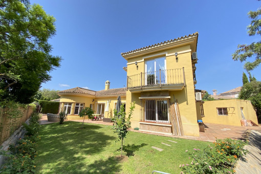 Chalet de estilo clásico en Sotogrande Costa con piscina, jardín y garaje