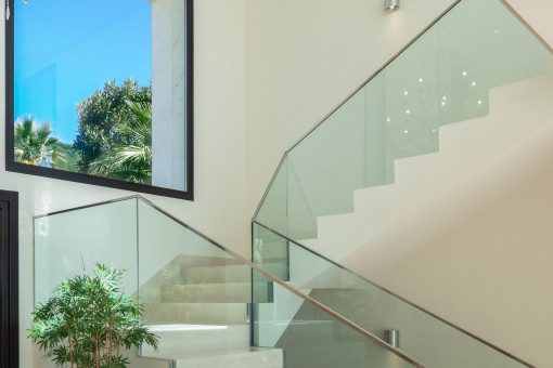 Escalera con barandilla de cristal