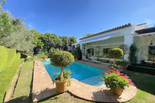 Villa bien cuidada en Sotogrande Alto con piscina, 4 dormitorios y patio en estilo andaluz