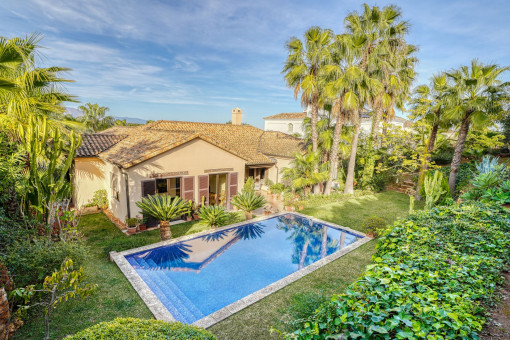 Hermosa villa con pisicna y jardin maduro