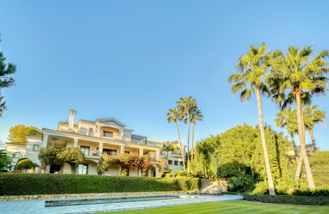 Preciosa villa con piscina, vista al golf en...